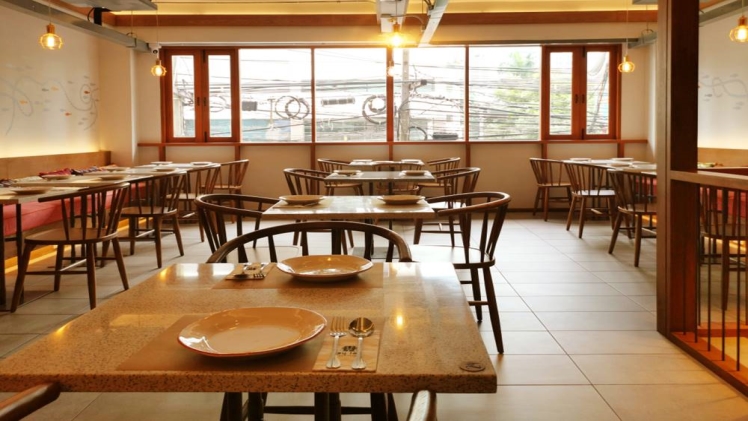 TIPS FOR CHOOSING THE BEST MATERIAL FOR RESTAURANT TABLE TOPS